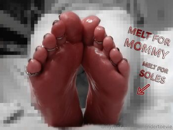 Mommy Evi / surrendertoevie nude photo #4