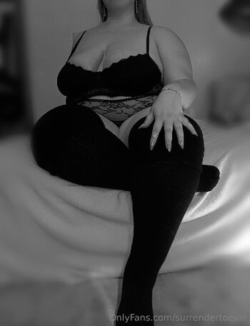 Mommy Evi / surrendertoevie nude photo #7