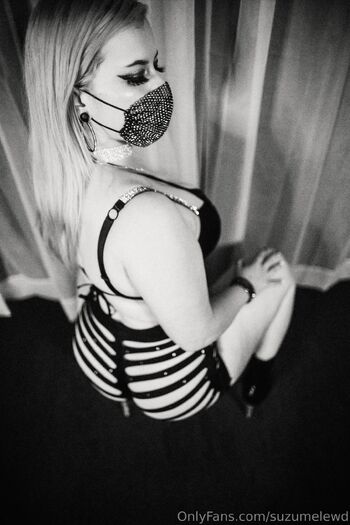 Mask girl / suzumelewd nude photo #1