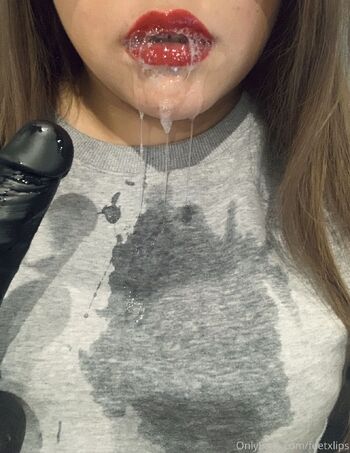 Jizzabell / sweetlips.xo nude photo #1