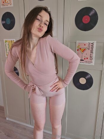 Laur / sweetlittlelaury nude photo #7