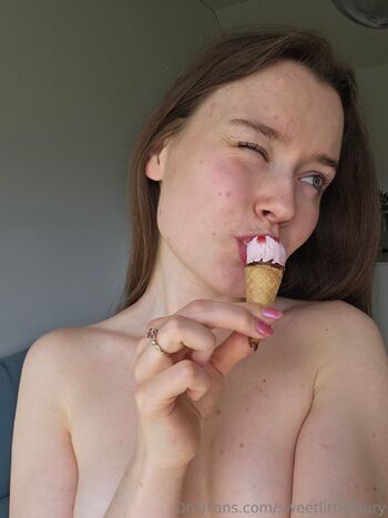 Laur / sweetlittlelaury nude photo #14