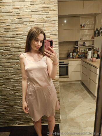 Laur / sweetlittlelaury nude photo #22
