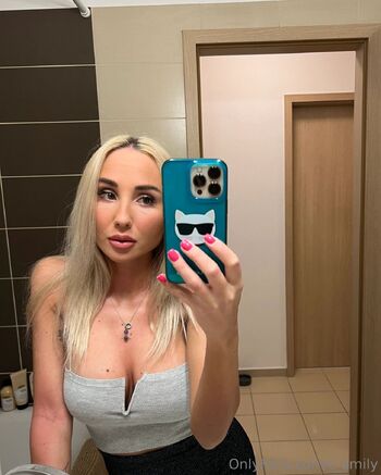 Emily / t_emily nude photo #4