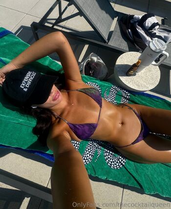 Alyss / thecocktailqueen nude photo #2