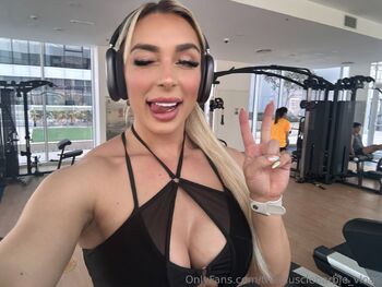 K / themusclebarbieee nude photo #17