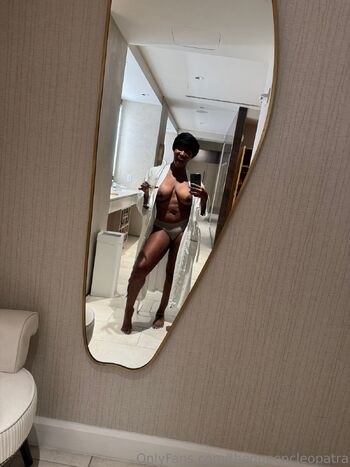 Queen Esmareld / thequeencleopatra nude photo #1