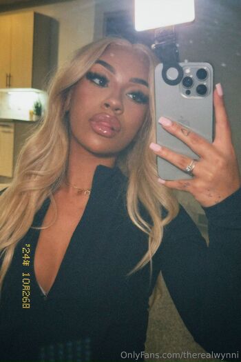 drea / therealwynni nude photo #15