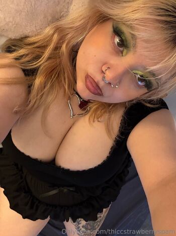 Thiccstrawberr / thiccstrawberryspam nude photo #23