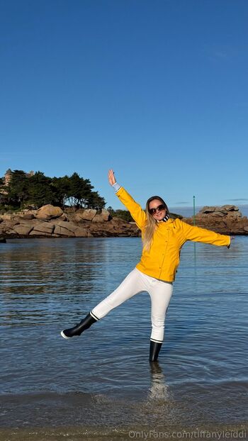 Tiffany Leidd / tiffanyleiddi / tiffany.leiddi.officiel / tiffanyactriceofficiel nude photo #4