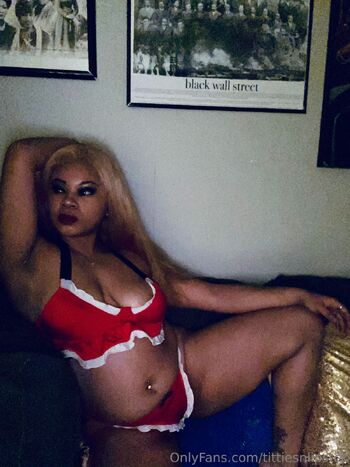 MILF Me / tittiesnlipstck nude photo #1