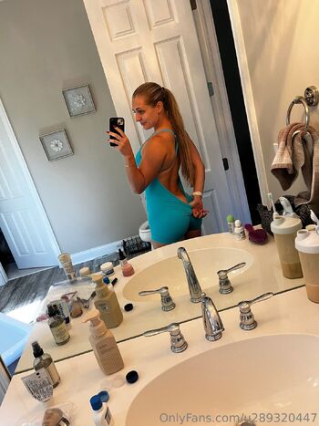 u28932044 / u289320447 nude photo #4