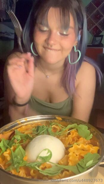 Vickyshedonis / u448927673 nude photo #15