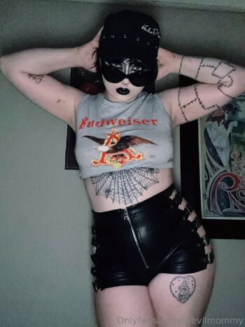 Raven / urevilmommy nude photo #4