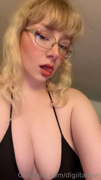 urfavegirluwu nude photo #9