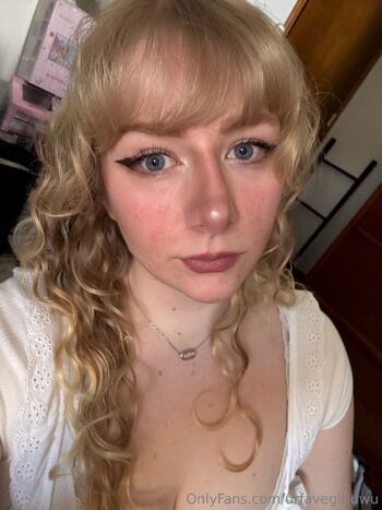 urfavegirluwu nude photo #10