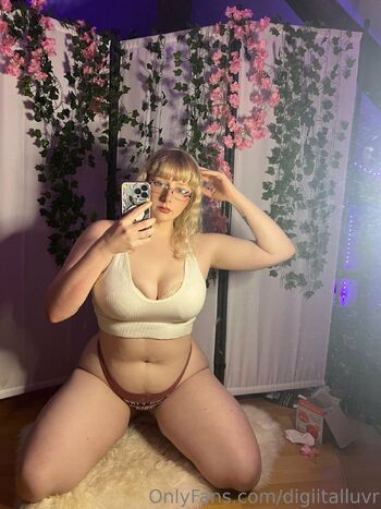 urfavegirluwu nude photo #13