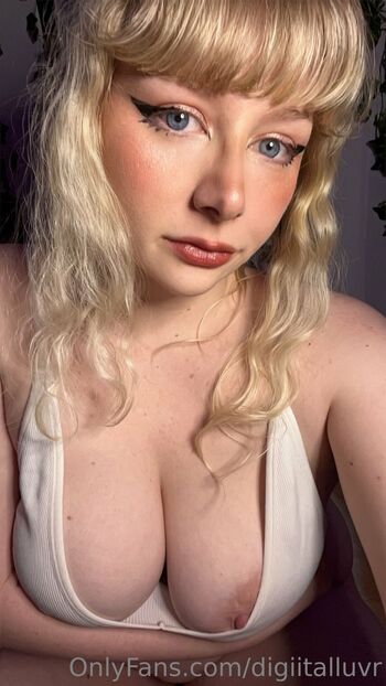 urfavegirluwu nude photo #17