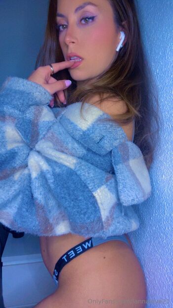 Valeria / valerialovvs nude photo #9