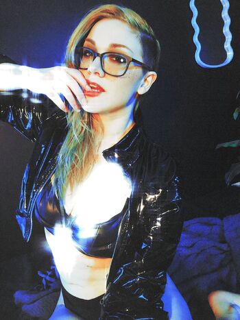 Weird Gal Yank-a-dic / veronicadax nude photo #20