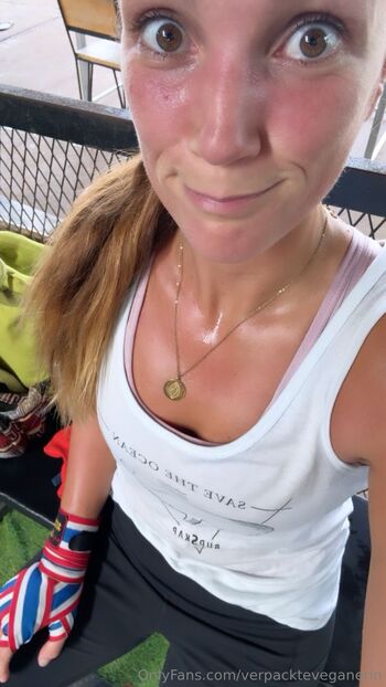 Corinna Fran / verpackteveganerin / dieverpackteveganerin nude photo #7