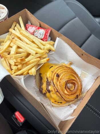 Vivian Taylo / vivianxxtaylor nude photo #9
