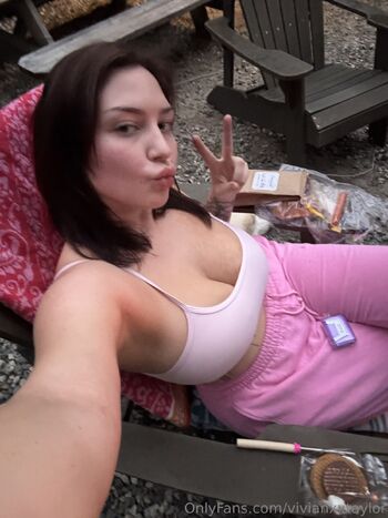 Vivian Taylo / vivianxxtaylor nude photo #16