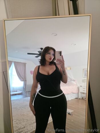 Vivian Taylo / vivianxxtaylor nude photo #23