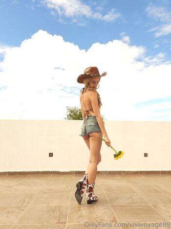 Viv / vivivoyage88 nude photo #37