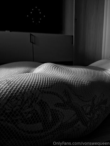 VonSweQuee / vonswequeen nude photo #1