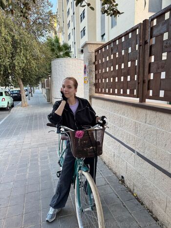 Kate Fleu / wetfleur nude photo #1