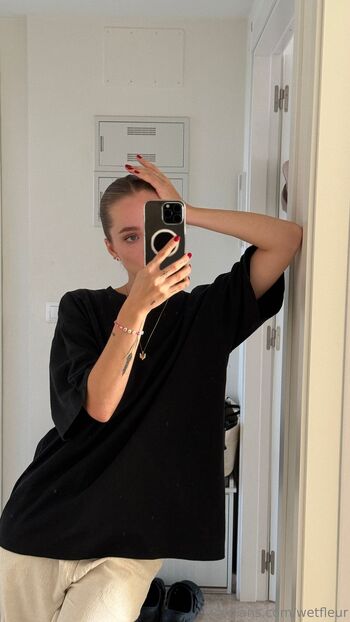 Kate Fleu / wetfleur nude photo #2