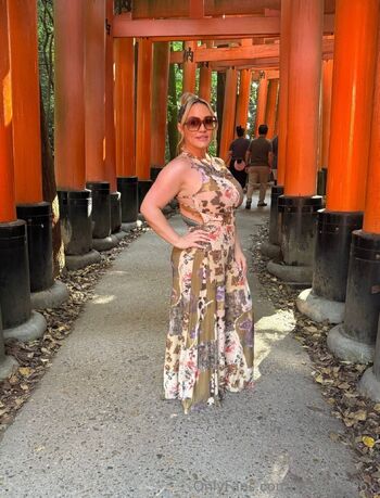 Taylor Bootyliscious Woman / xtaylor206x nude photo #2