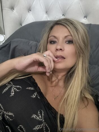 Ellie GFEHotwif / xxelliex / ellietayofficial / ellietayxxx nude photo #21