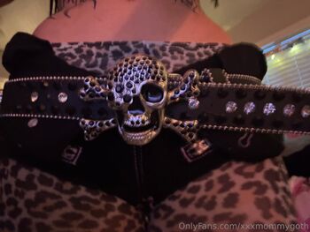 MOMMY𖤐⁶ / xxxmommygoth nude photo #1