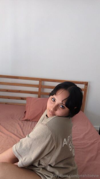 Evangeline / yeahitsevie nude photo #3