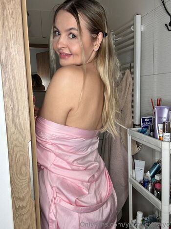 Alexa / youralexaskye nude photo #8