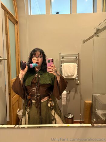 Alice 𝔤𝔬𝔱𝔥 geek / youralicecook nude photo #2