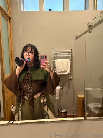 Alice 𝔤𝔬𝔱𝔥 geek / youralicecook nude photo #3