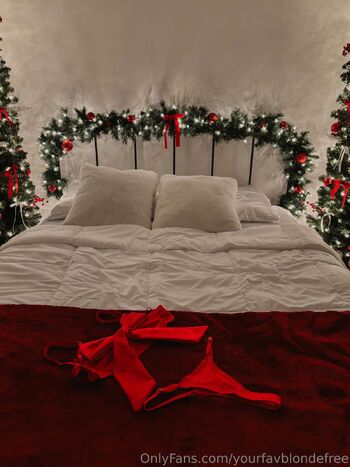 Ell / yourfavblondefree nude photo #34