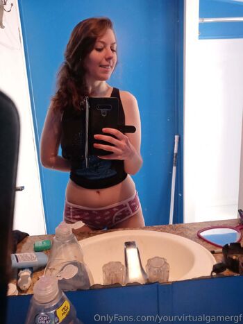 Gig / yourvirtualgamergf nude photo #4