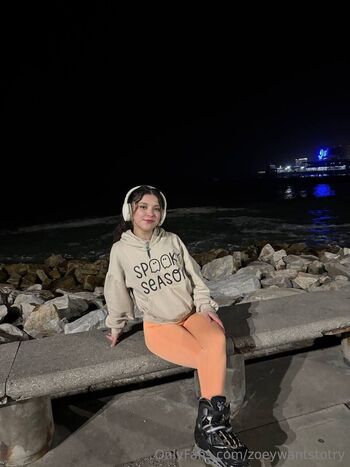 Zo / zoeywantstotry nude photo #14