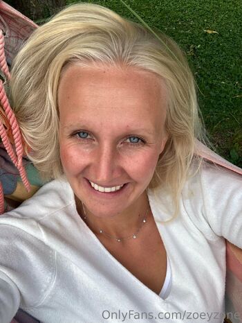 zoe / zoeyzone nude photo #1