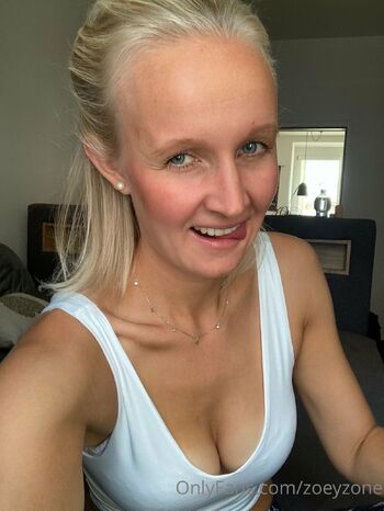 zoe / zoeyzone nude photo #27